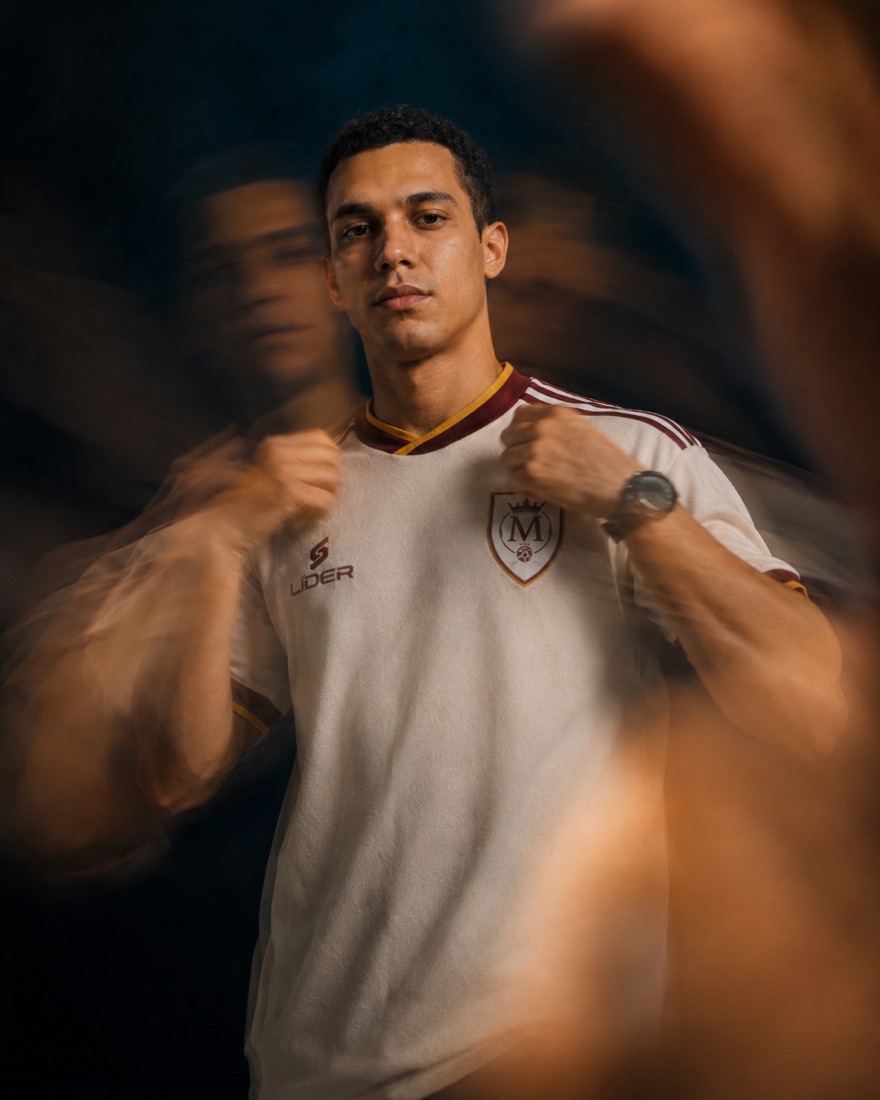 Jogador do Meldina com a nova camisa II branca